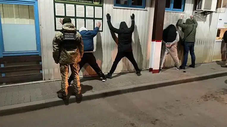 Elfogták: 45 ezer dollár fejében akart átcsempészni 3 férfit a tiszaújlaki határátkelőn