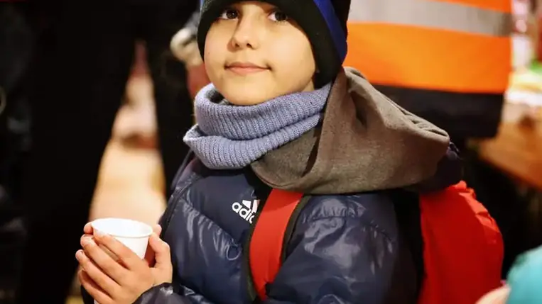 Csak egy telefonszámmal a kezén, egyedül menekült Ukrajnából egy 11 éves kisfiú