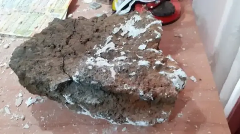 Hatalmas kődarab zuhant egy lakóházra, beszakította a mennyezetet