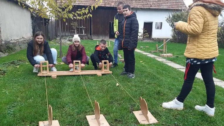 Diósípot fújtak, karkötőt csomóztak a Nagyberegi Tájházban