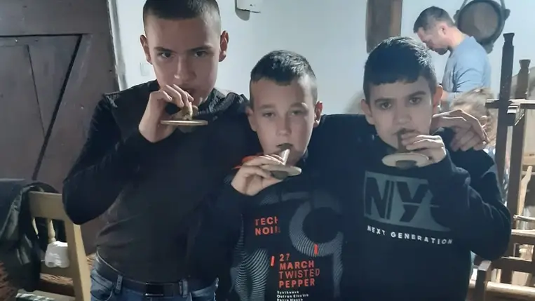 Diósípot fújtak, karkötőt csomóztak a Nagyberegi Tájházban