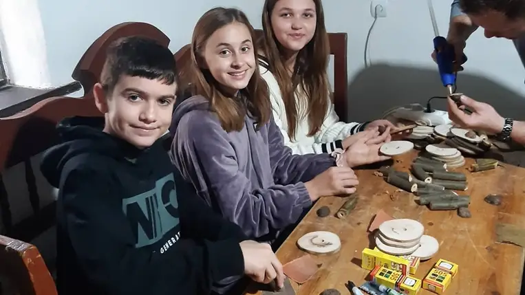 Diósípot fújtak, karkötőt csomóztak a Nagyberegi Tájházban