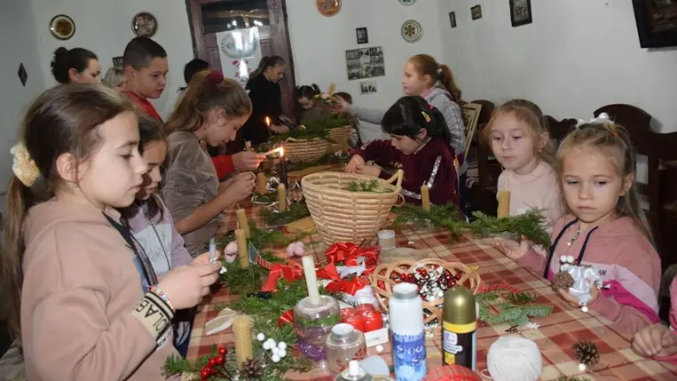 Karácsonyi asztaldíszek készültek a Nagyberegi Tájházban. Fotó: Kovács Erzsébet