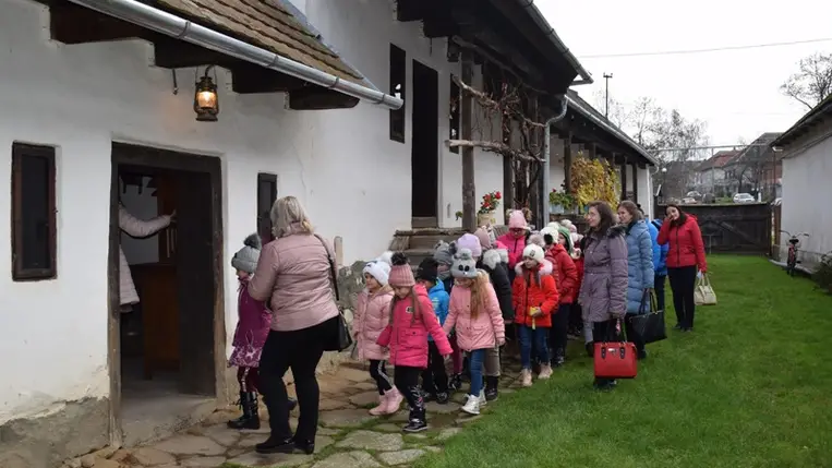 Karácsonyi asztaldíszek készültek a Nagyberegi Tájházban. Fotó: Kovács Erzsébet
