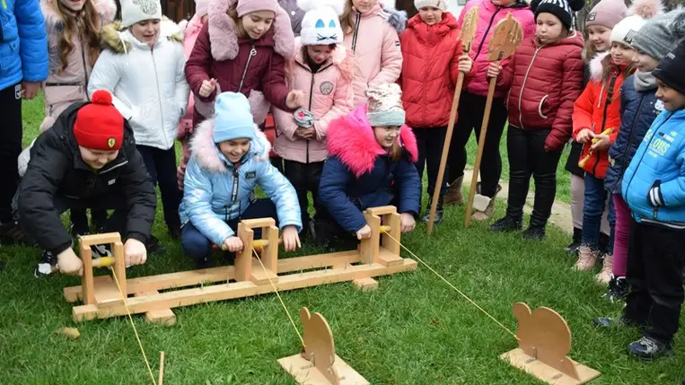Karácsonyi asztaldíszek készültek a Nagyberegi Tájházban. Fotó: Kovács Erzsébet