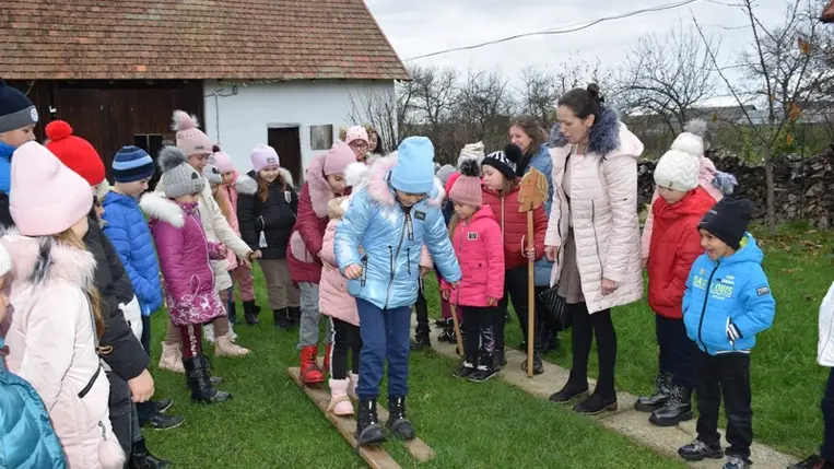 Karácsonyi asztaldíszek készültek a Nagyberegi Tájházban. Fotó: Kovács Erzsébet