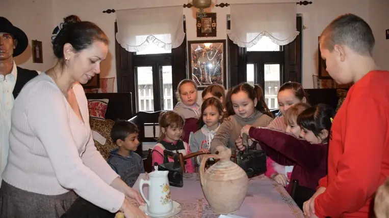 Karácsonyi asztaldíszek készültek a Nagyberegi Tájházban. Fotó: Kovács Erzsébet