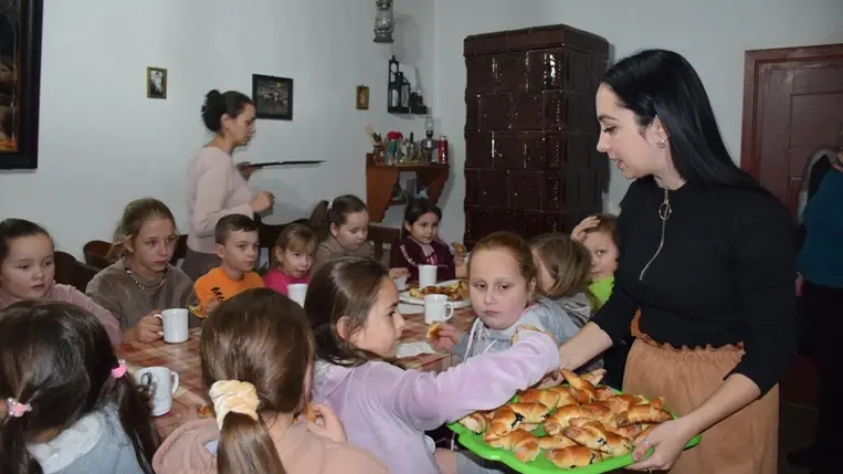 Karácsonyi asztaldíszek készültek a Nagyberegi Tájházban. Fotó: Kovács Erzsébet