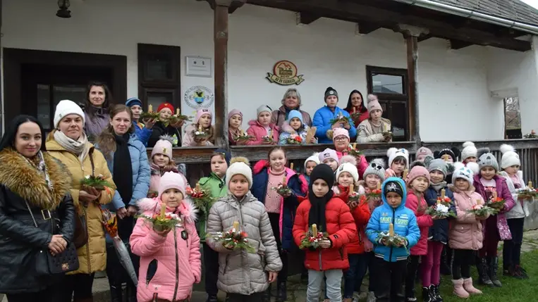 Karácsonyi asztaldíszek készültek a Nagyberegi Tájházban. Fotó: Kovács Erzsébet