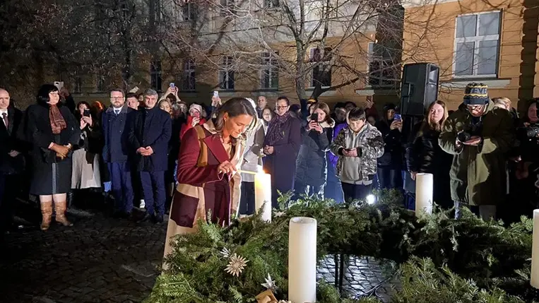 Novák Katalin meggyújtja az első adventi gyetyát Beregszász főterén