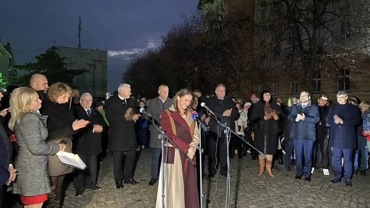 Meggyújtották az első adventi gyetyát Beregszász főterén