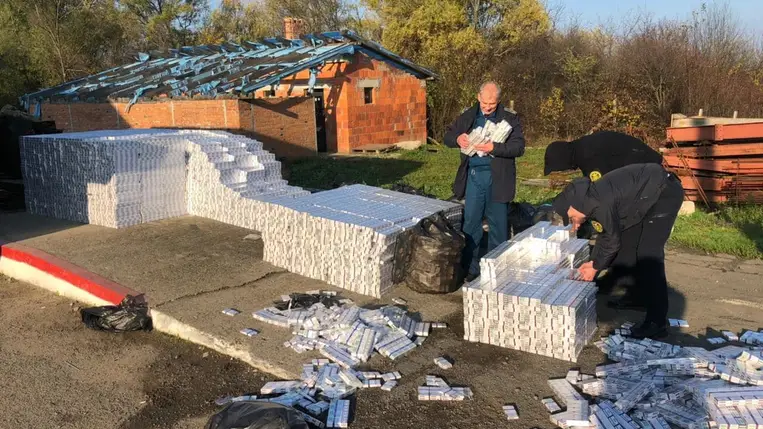 Több mint 150 ezer doboz cigarettát akart átvinni az asztélyi határon. Fotó: Kárpátaljai Vámhivatal