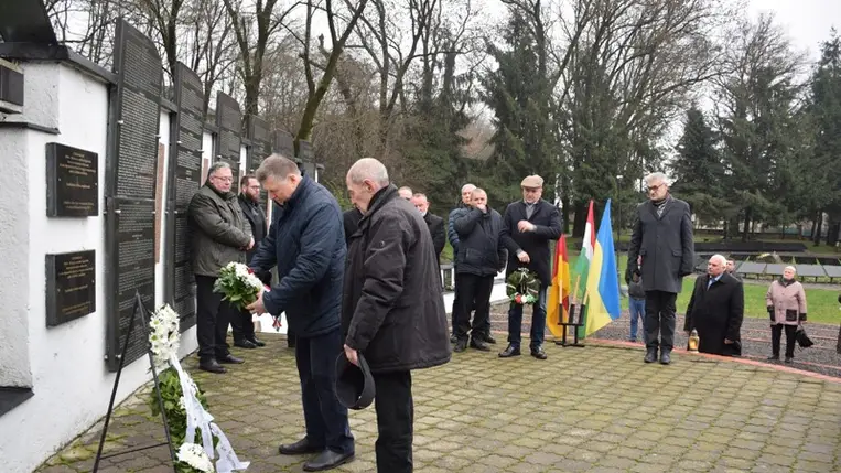 Főhajtás a Szolyvai Emlékparkban. Fotó: Kovács Elemér