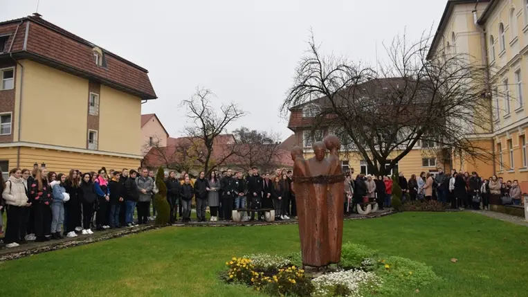 Főhajtás Beregszászon a sztálinizmus áldozatai emléke előtt. Fotó: Kovács Erzsébet