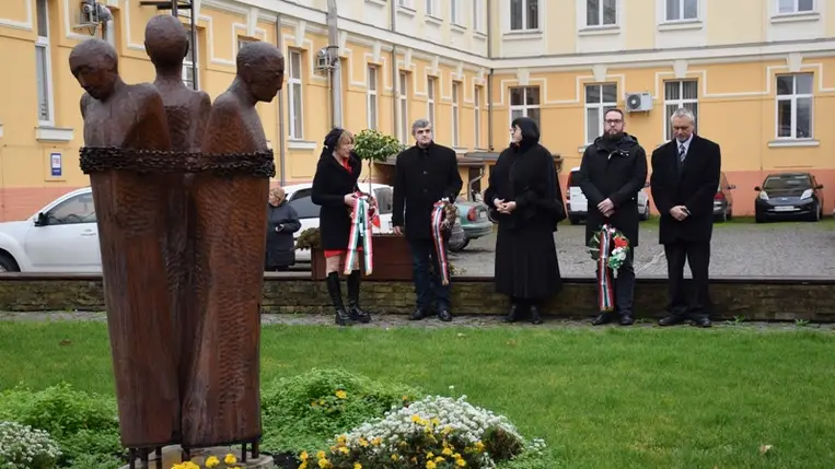 Főhajtás Beregszászon a sztálinizmus áldozatai emléke előtt. Fotó: Kovács Erzsébet