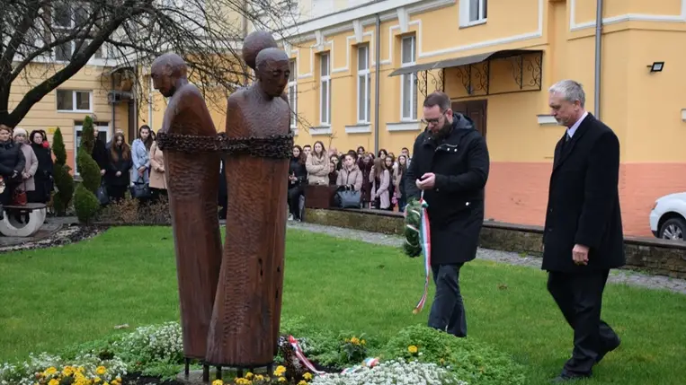 Főhajtás Beregszászon a sztálinizmus áldozatai emléke előtt. Fotó: Kovács Erzsébet