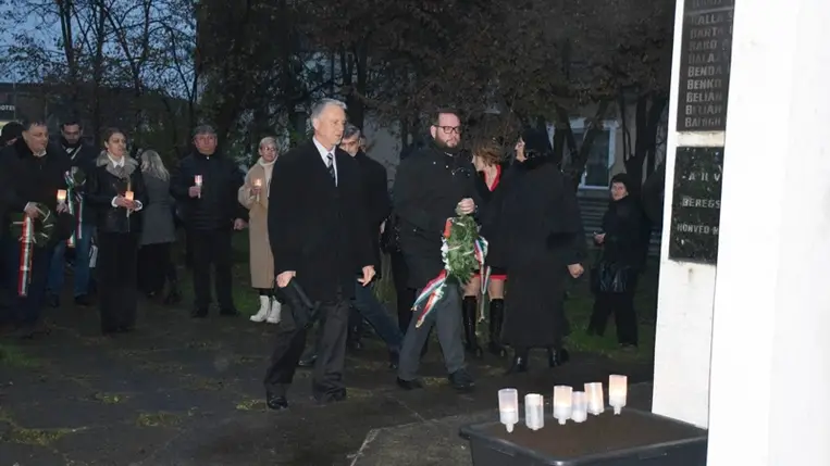 Főhajtás Beregszászon a sztálinizmus áldozatai emléke előtt. Fotó: Kovács Erzsébet