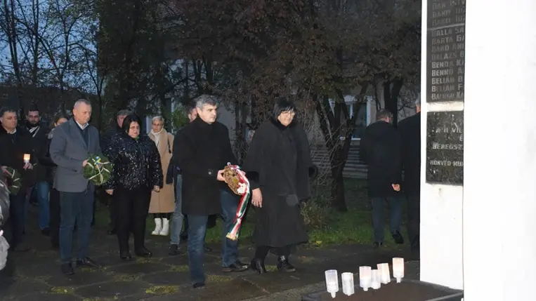 Főhajtás Beregszászon a sztálinizmus áldozatai emléke előtt. Fotó: Kovács Erzsébet