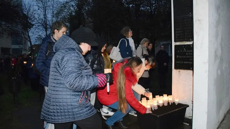 Főhajtás Beregszászon a sztálinizmus áldozatai emléke előtt. Fotó: Kovács Erzsébet