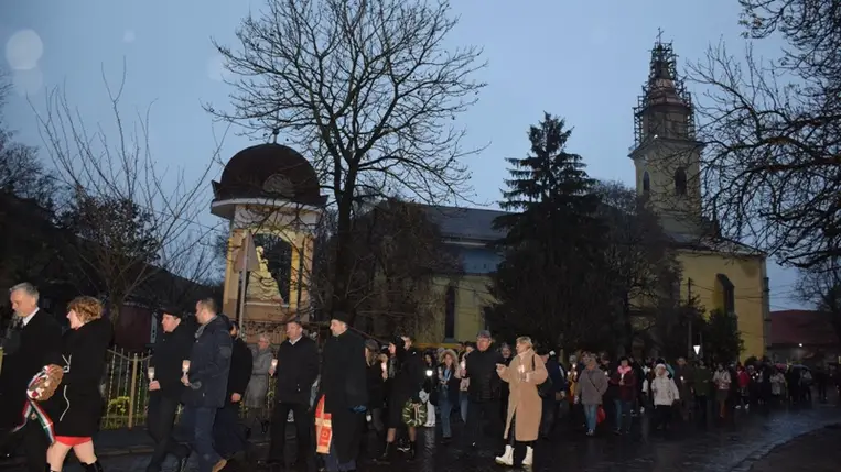 Főhajtás Beregszászon a sztálinizmus áldozatai emléke előtt. Fotó: Kovács Erzsébet