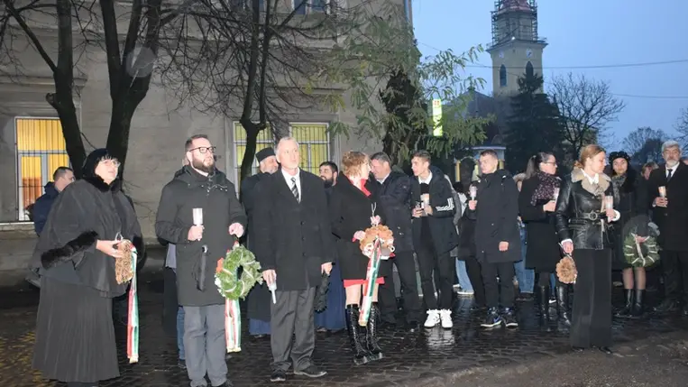 Főhajtás Beregszászon a sztálinizmus áldozatai emléke előtt. Fotó: Kovács Erzsébet