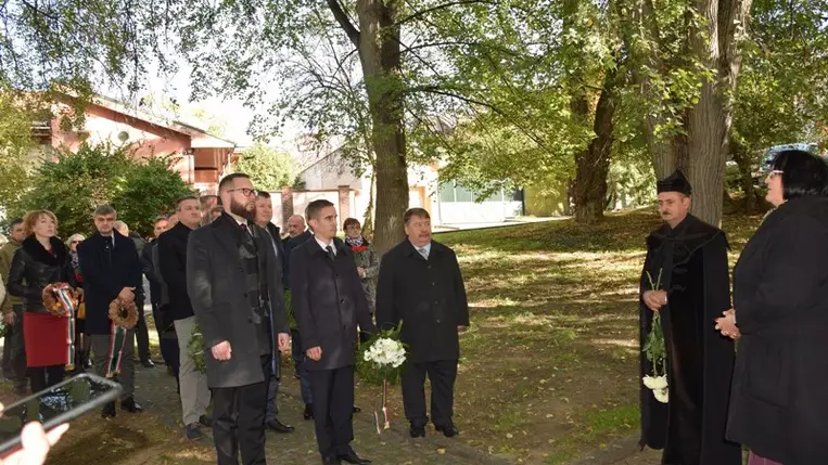 Főhajtás ’56 hősei előtt Ungváron. Fotó: Kovács Elemér