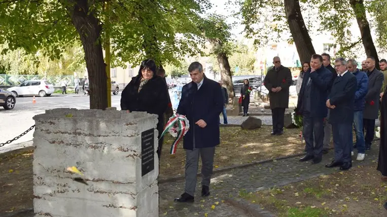 Főhajtás ’56 hősei előtt Ungváron. Fotó: Kovács Elemér