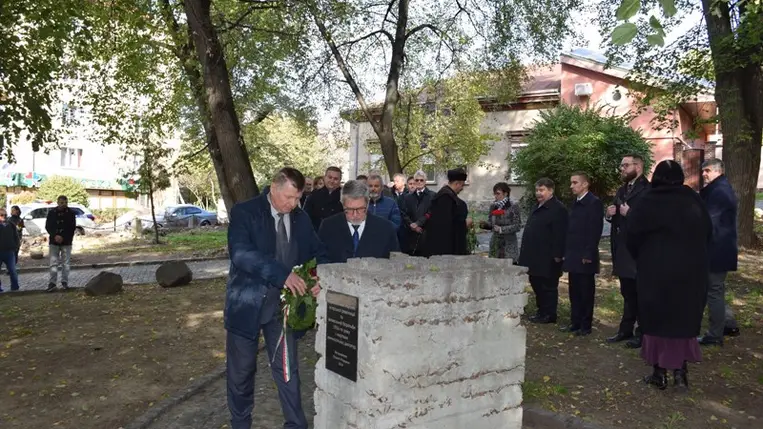 Főhajtás ’56 hősei előtt Ungváron. Fotó: Kovács Elemér