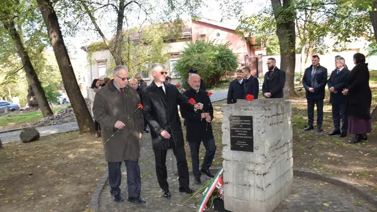 Főhajtás ’56 hősei előtt Ungváron. Fotó: Kovács Elemér