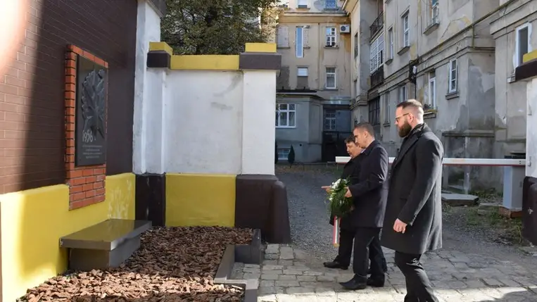 Főhajtás ’56 hősei előtt Ungváron. Fotó: Kovács Elemér