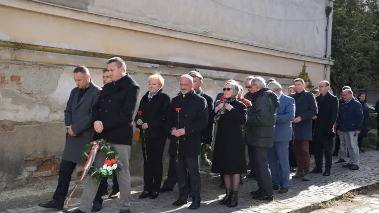 Főhajtás ’56 hősei előtt Ungváron. Fotó: Kovács Elemér
