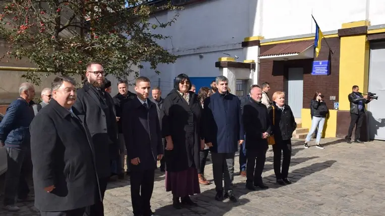 Főhajtás ’56 hősei előtt Ungváron. Fotó: Kovács Elemér