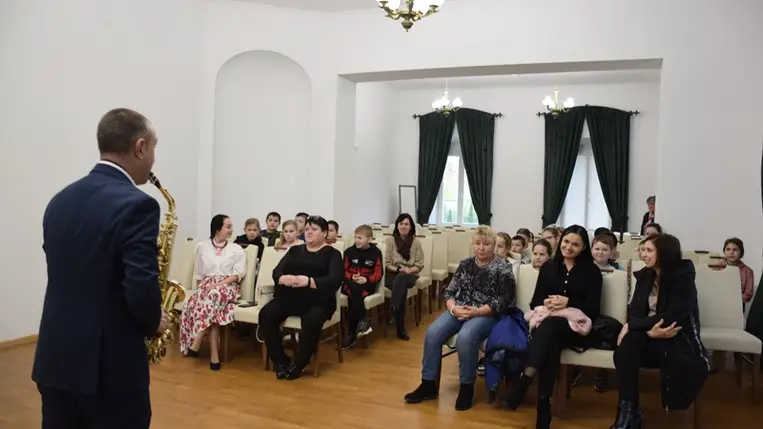 Hangszerbemutató és -simogató a Perényi Kultúrkúriában. (Fotó: Kovács Erzsébet)