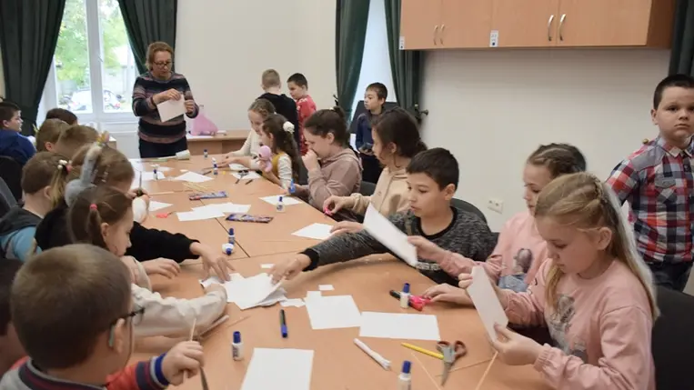 Hangszerbemutató és -simogató a Perényi Kultúrkúriában. (Fotó: Kovács Erzsébet)