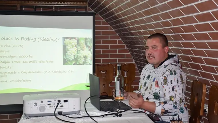 Szőlőfajták mérlegen. Újdonságnak számít a fajtapohár (Fotó: Kovács Elemér)