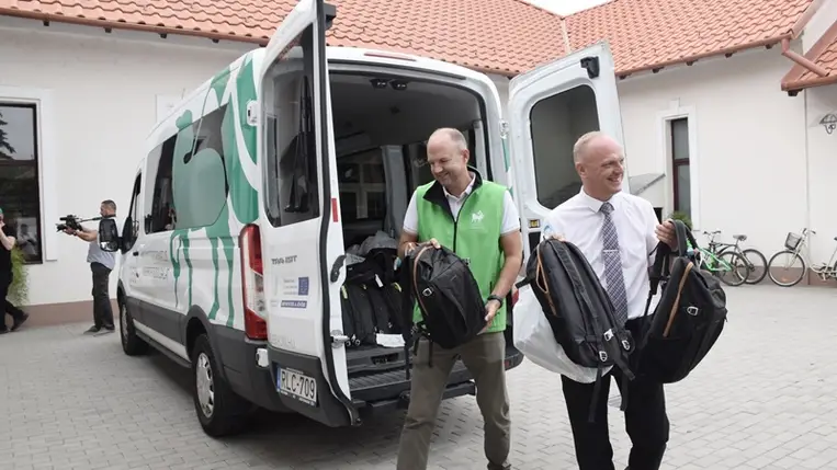 Iskolatáskák és tanszerek a Magyar Református Szeretetszolgálattól