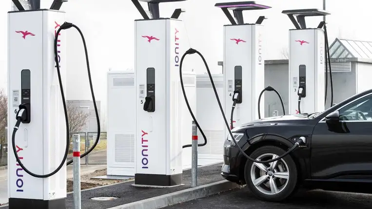 Drágább lesz az elektromos autók feltöltése a briteknél, mint a tankolás