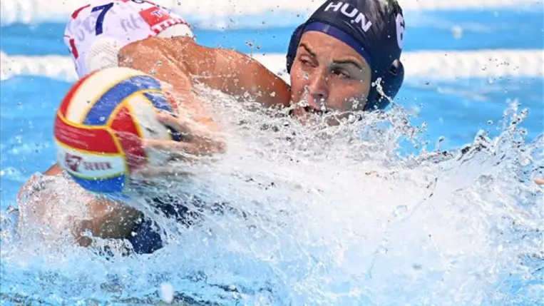 Parkes Rebecca Grace (j) és a horvát Matea Skelin a vízilabda Európa-bajnokság női tornáján, az A csoport negyedik fordulójában játszott Horvátország-Magyarország mérkőzésen Splitben 2022. szeptember 1-jén. MTI/Illyés Tibor