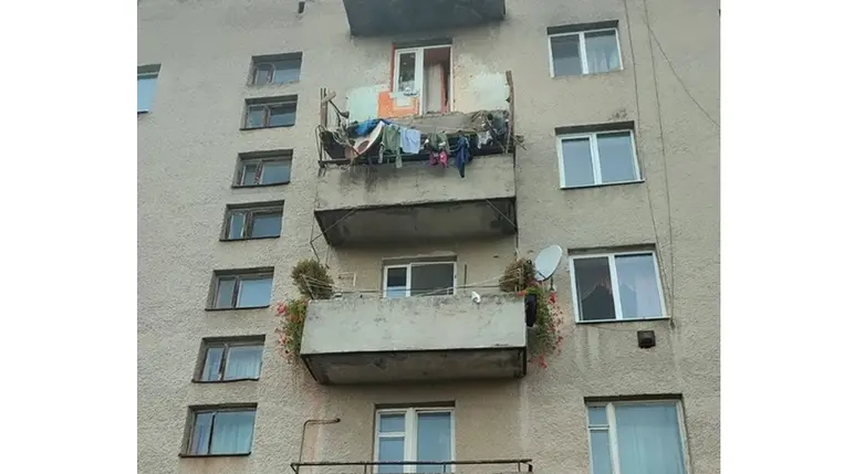 Tiszaújlakon leszakadt egy erkély: egy halott, egy sérült