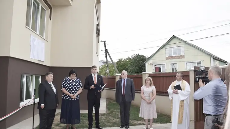 Magyarként megmaradni a szülőföldön csak úgy lehetséges, ha az óvodától a felsőoktatási intézményekig biztosítjuk az anyanyelvi oktatást, hangsúlyozta az átadón Szilágyi Péter nemzetpolitikáért felelős helyettes államtitkár.