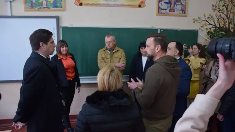 Magyar Levente kárpátaljai látogatásán. Ungváron hat autóbusz átadására került sor. (Fotó: Kárpátinfo/Kovács Elemér)