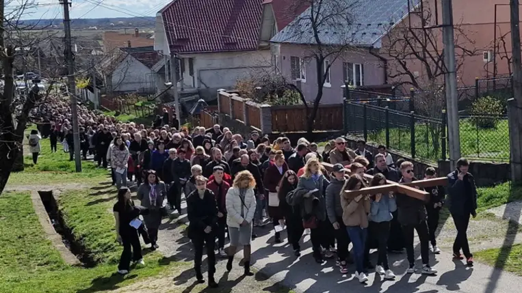 Egyházmegyei szabadtéri keresztút Korláthelmecen. Fotó: Fehér Rita (Kárpátalja.ma)