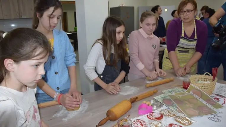 Húsvéti mézeskalácskészítés a nagycsaládosoknál. (Fotó: Kárpátinfo/Kovács Erzsébet)