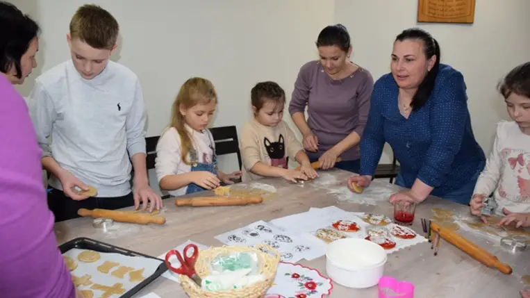 Húsvéti mézeskalácskészítés a nagycsaládosoknál. (Fotó: Kárpátinfo/Kovács Erzsébet)
