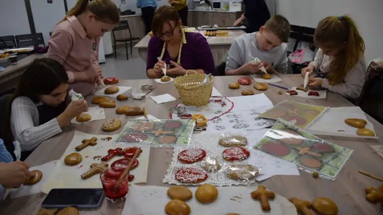 Húsvéti mézeskalácskészítés a nagycsaládosoknál. (Fotó: Kárpátinfo/Kovács Erzsébet)