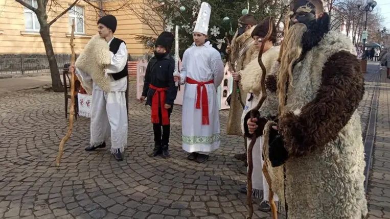Betlehemesek Beregszász főterén. Fotó: Kárpátinfo/Kovács Elemér