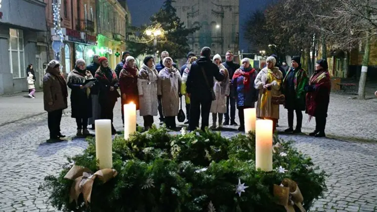 Adventi gyertyagyújtás Beregszászban - Fellobbant az öröm lángja