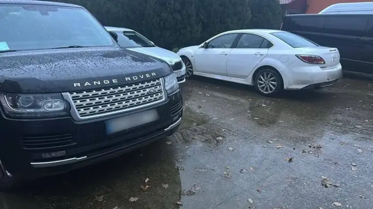 A kárpátaljai rendőrség munkatársai lelepleztek egy illegálisan működő kaszinót a beregszászi járásban található Tiszakereszúr területén. Fotó: Kárpátaljai Rendőrség