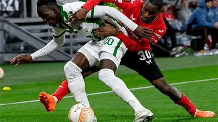 A ferencvárosi Adama Traoré (b) és Jeremie Frimpong, a német csapat játékosa a labdarúgó Európa-liga nyolcaddöntőjében játszott Ferencváros - Bayer Leverkusen visszavágó mérkőzésen a Puskás Arénában 2023. március 16-án. MTI/Koszticsák Szilárd