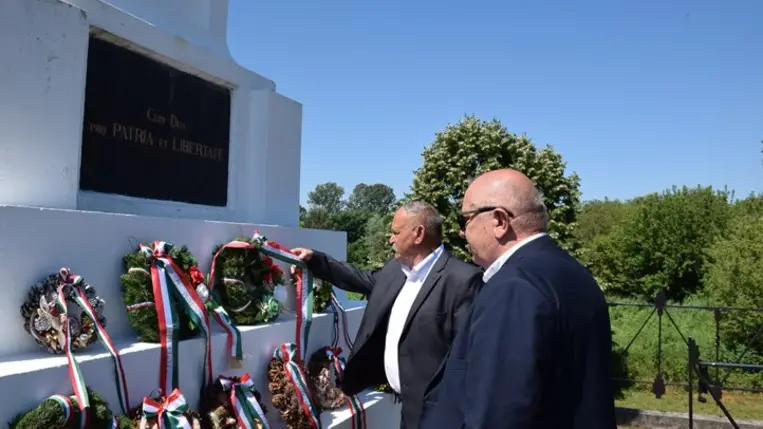 Megemlékezés a turulmadaras emlékműnél - Hit, bölcsesség, áldozatvállalás. Fotó: Kovács Elemér